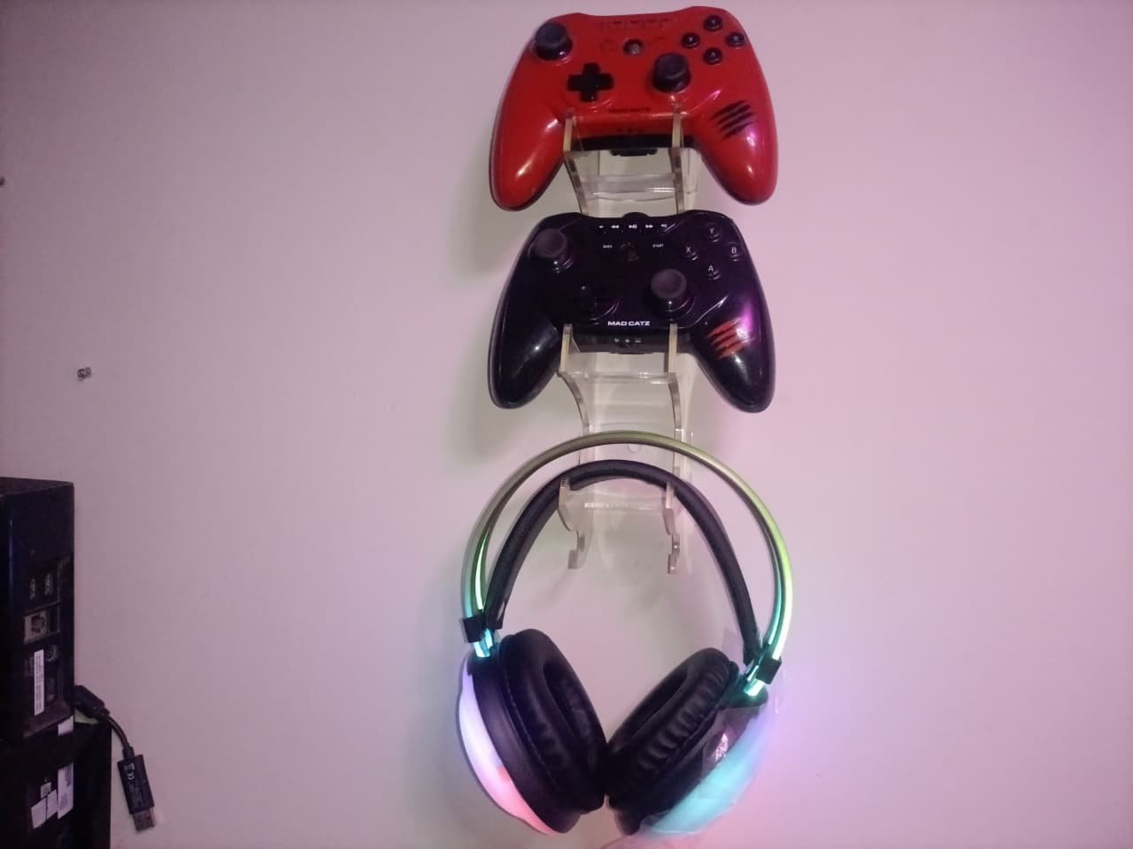 2 controller & 1 headphone wall mount 2 controller & 1 headphone wall mount