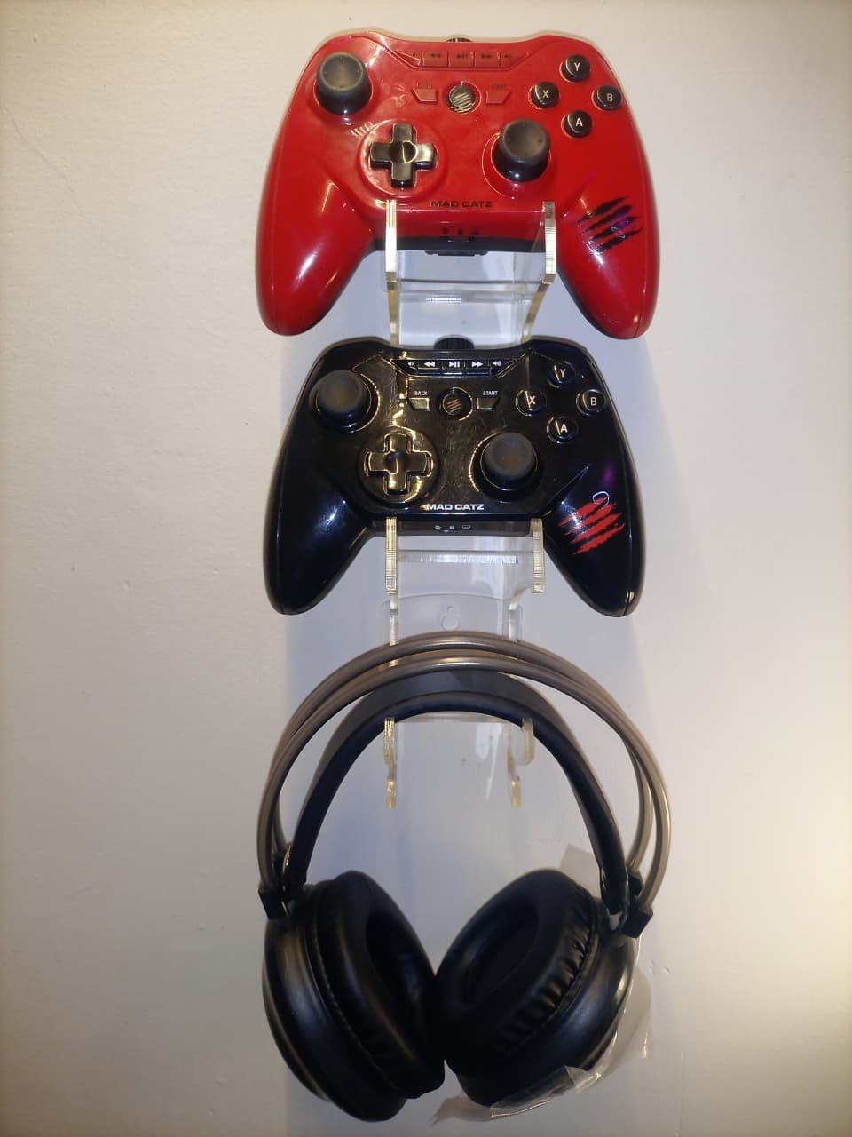 2 controller & 1 headphone wall mount 2 controller & 1 headphone wall mount