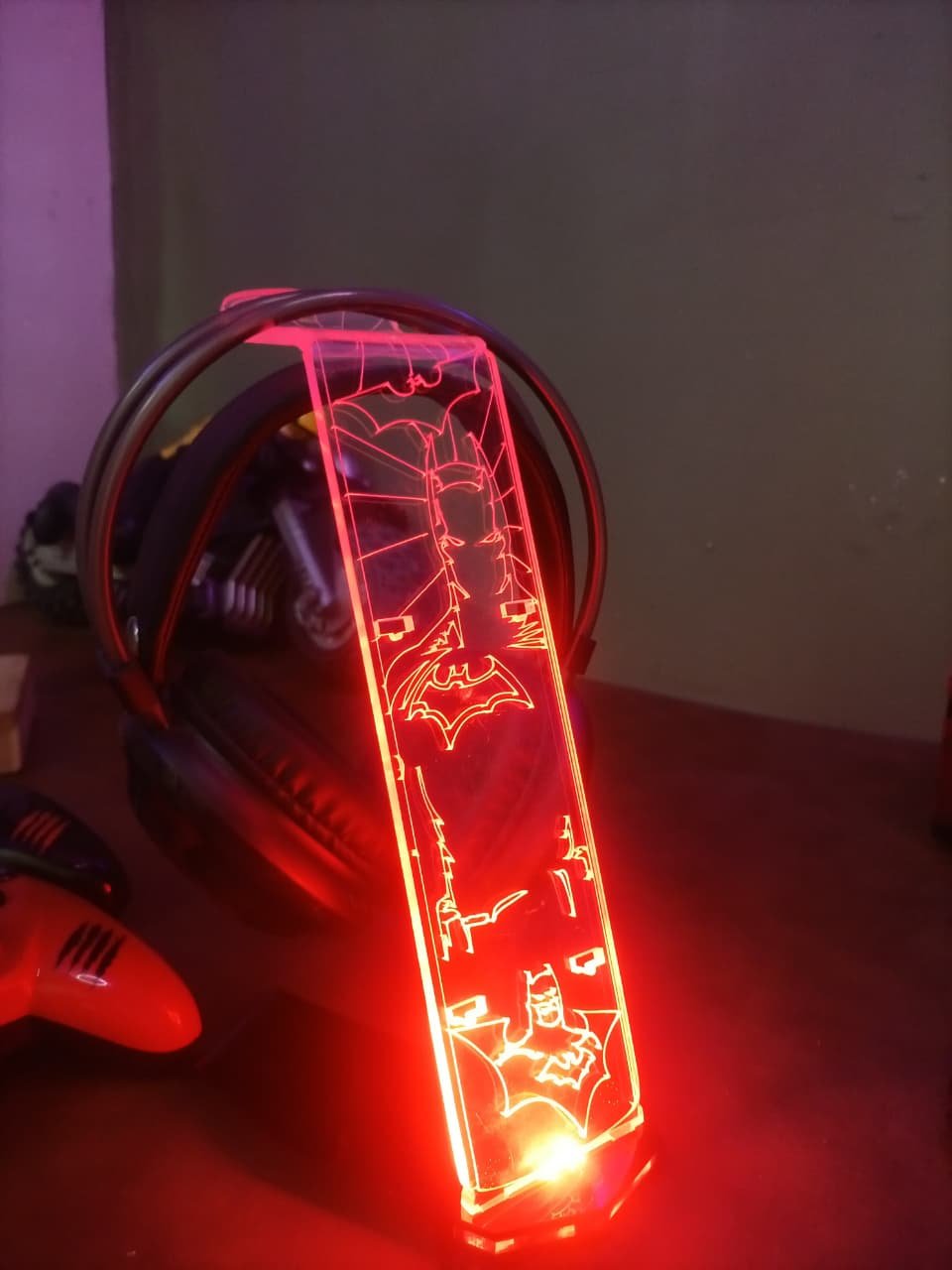 super hero's gaming controller & headphone stand super hero's gaming controller & headphone stand